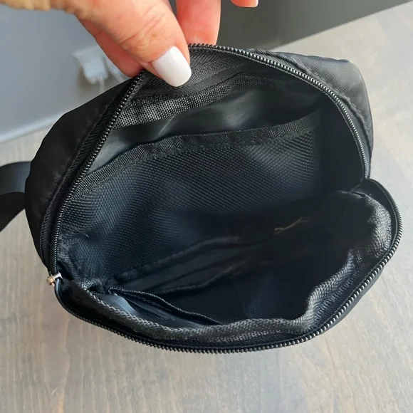 New without tags Black Belt Bag Fanny Pack Crossbody purse Adjustable Nylon - Picture 5 of 5